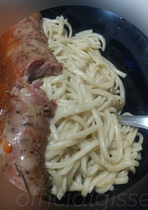Una foto de Carne hervida con hierbas y fideos recalentados con ajo