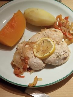 Una foto de Pechugas con cebolla-tomate con guarnición