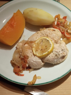 Una foto de Pechugas con cebolla-tomate con guarnición