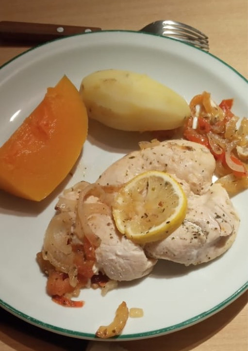 Una foto de Pechugas con cebolla-tomate con guarnición