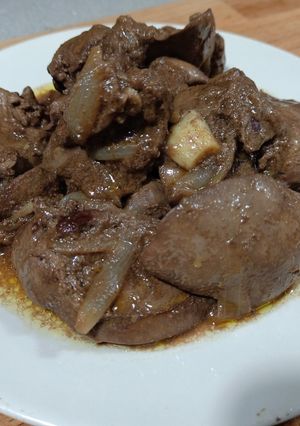 Una foto de Higaditos de pollo encebollado