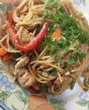 Fideos chinos con verduras y pollo a la criolla