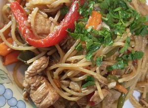 Fideos chinos con verduras y pollo a la criolla Una foto de Fideos chinos con verduras y pollo a la criolla
