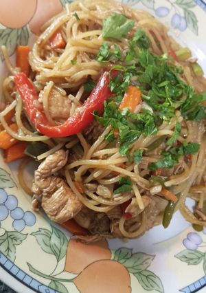 Una foto de Fideos chinos con verduras y pollo a la criolla
