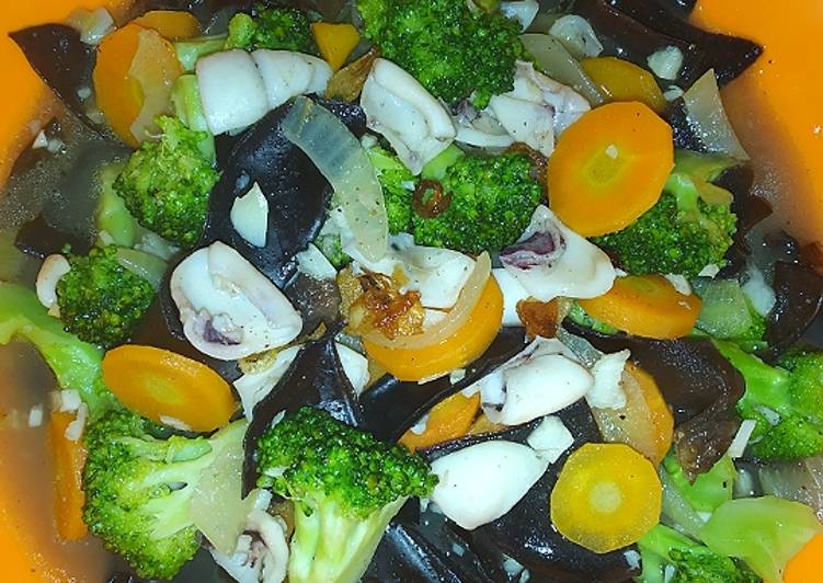 Cara Gampang Menyiapkan Tumis Brokoli Cumi Jamur Kuping, Lezat