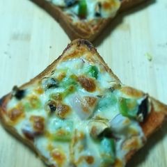 Bread pizza A picture of Bread pizza.