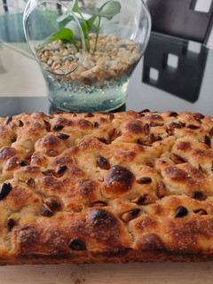 Una foto de Focaccia de ajo confitado y masa madre