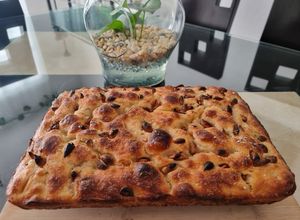 Una foto de Focaccia de ajo confitado y masa madre