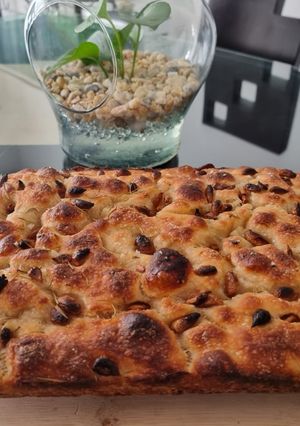 Una foto de Focaccia de ajo confitado y masa madre