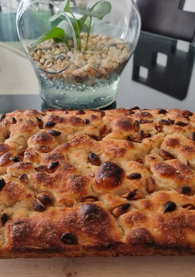 Una foto de Focaccia de ajo confitado y masa madre