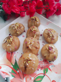 मावा कचौड़ी (Mawa kachodi recipe in Hindi) रेसिपी मुख्य फोटो