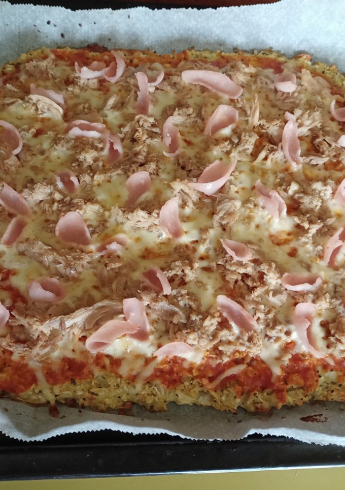 Una foto de Pizza con base de coliflor