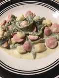 Rajas con crema, papas y salchichas