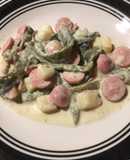 Rajas con crema, papas y salchichas