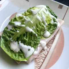 Una foto de Tosta de pavo y lechuga
