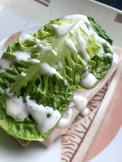 Una foto de Tosta de pavo y lechuga