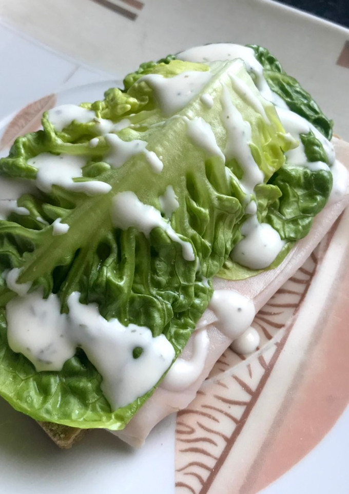 Una foto de Tosta de pavo y lechuga