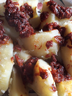 A picture of Sweet potatoes and sauce.