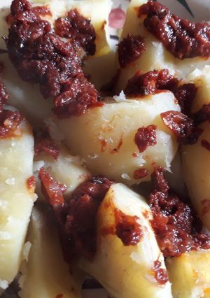 A picture of Sweet potatoes and sauce.