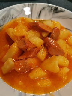 Paprikás krumpli-virslivel gluténmentesen recept fotója