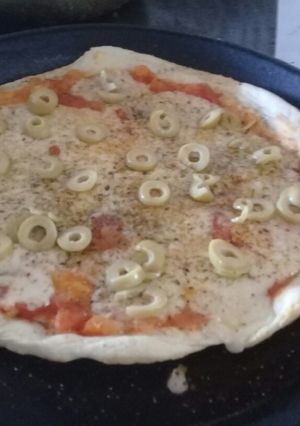 Una foto de Pizza de mozzarella casera🍕