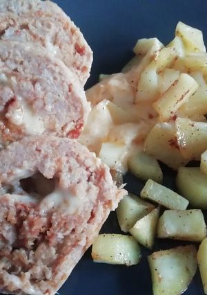 Sajttal töltött fasírtrúd krumplival recept fotója