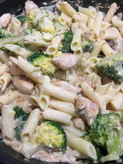 Una foto de Pasta con brócoli y pollo en salsa cremosa