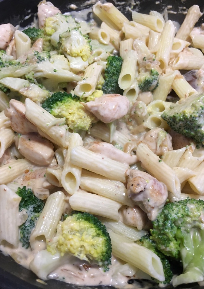 Una foto de Pasta con brócoli y pollo en salsa cremosa