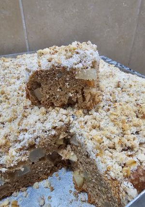 Una foto de Torta integral de peras y avena