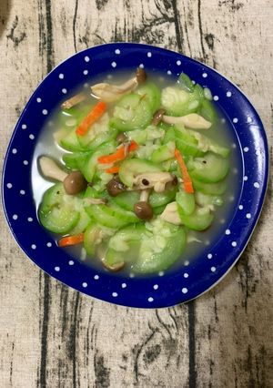 麻油絲瓜炒鴻禧菇 的食譜成品照片