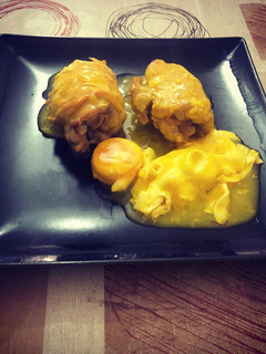 Una foto de Rollizos de pollo caseros en salsa al vino blanco