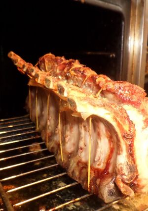 Una foto de tren de cerdo relleno con pure de batatas y manzana