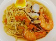Una foto de sopa de bacalao y marisco