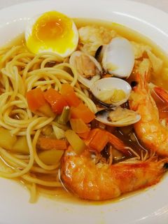 Una foto de Ramen de langostinos almejas y bacalao