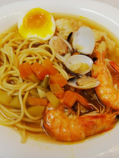 Una foto de Ramen de langostinos almejas y bacalao