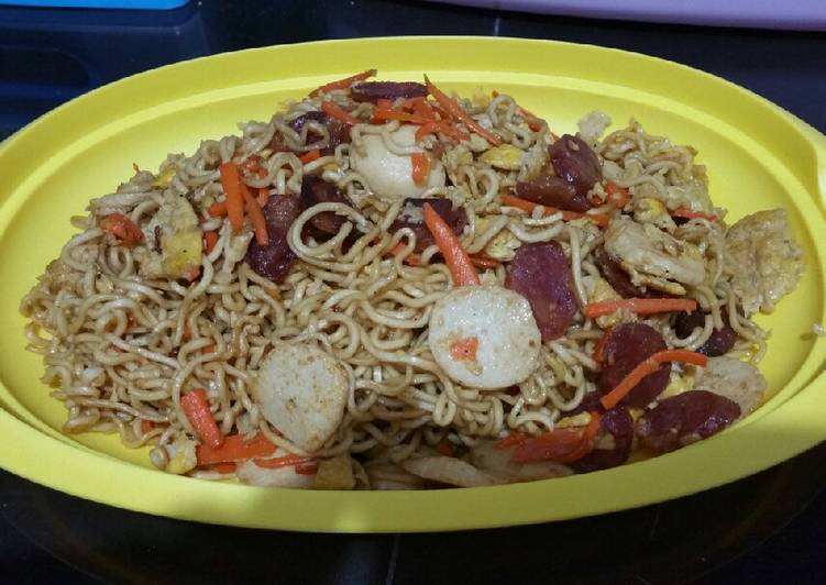 Mie telor goreng bakso ikan dan pork sausage