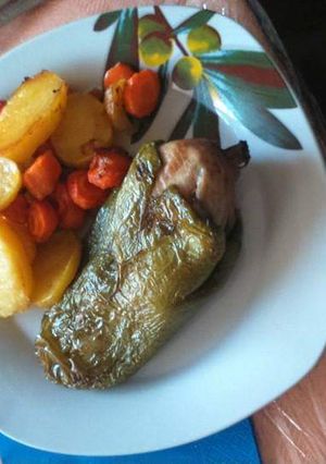 Una foto de Codorniz asada con pimiento y guarnición de patata y zanahoria