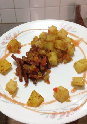 Una foto de Chuleta de cerdo al agri dulce y papas con vegetales salteadas a la especia