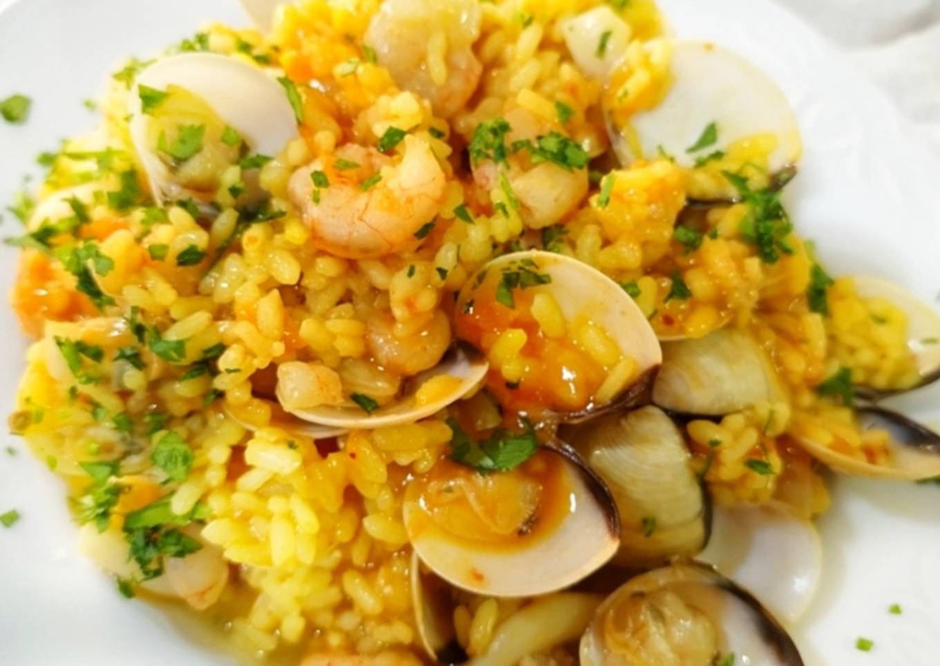 Arroz meloso con gambas, sepia y almejas