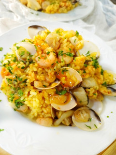 Una foto de Arroz meloso con gambas, sepia y almejas