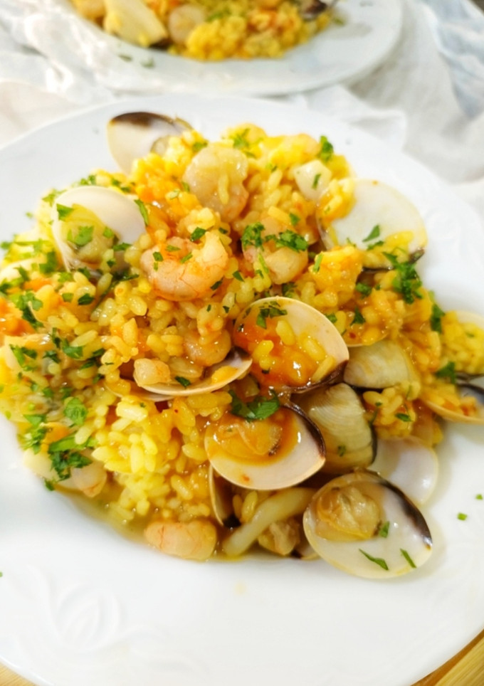 Una foto de Arroz meloso con gambas, sepia y almejas