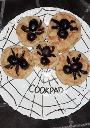 Una foto de Pizzetas Terroríficas con Arañas de Aceitunas Negras