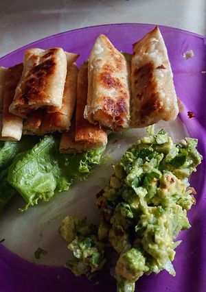 Una foto de Rollitos rellenos de philadelphia y atún