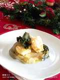 Baccalà in tempura su purè di fave e bietole bollite