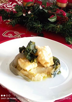 Foto di Baccalà in tempura su purè di fave e bietole bollite