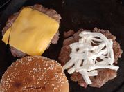 Una foto de carne para hamburguesas sencilla