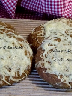Teljes kiőrlésű Graham sajtos zsemle recept fotója