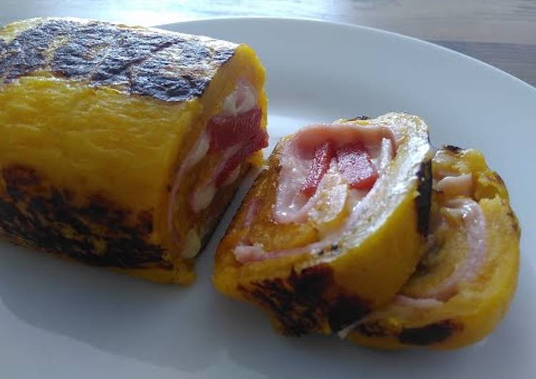 Rollo de Plátano maduro relleno de jamón, queso y bocadillo