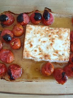 Una foto de Pasta con salsa de tomate cherry y queso feta
