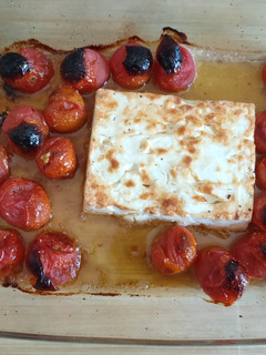Una foto de Pasta con salsa de tomate cherry y queso feta